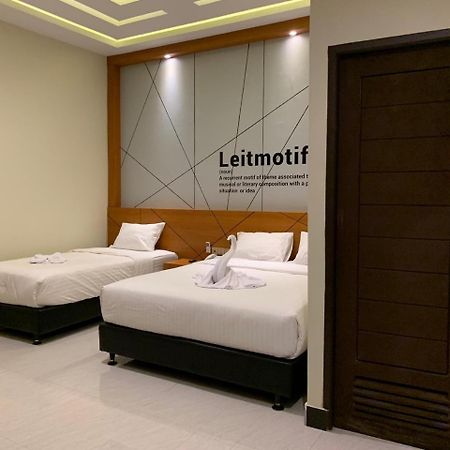 Bless Hotels Sintang Екстериор снимка