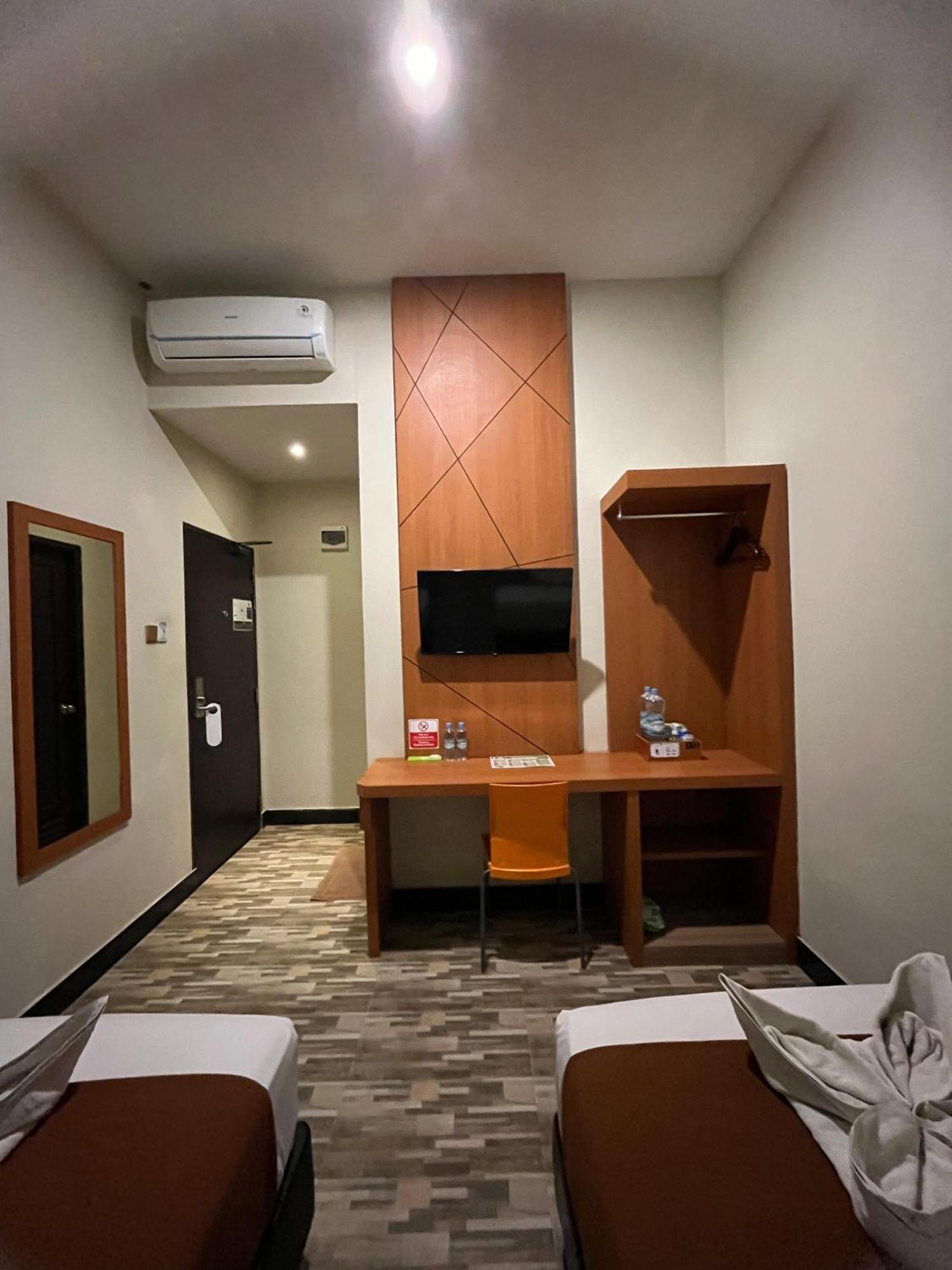 Bless Hotels Sintang Екстериор снимка