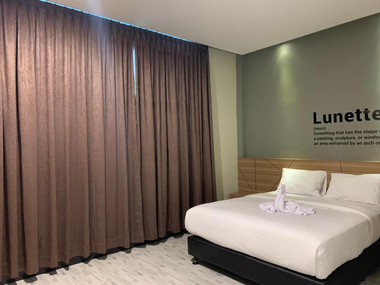 Bless Hotels Sintang Екстериор снимка