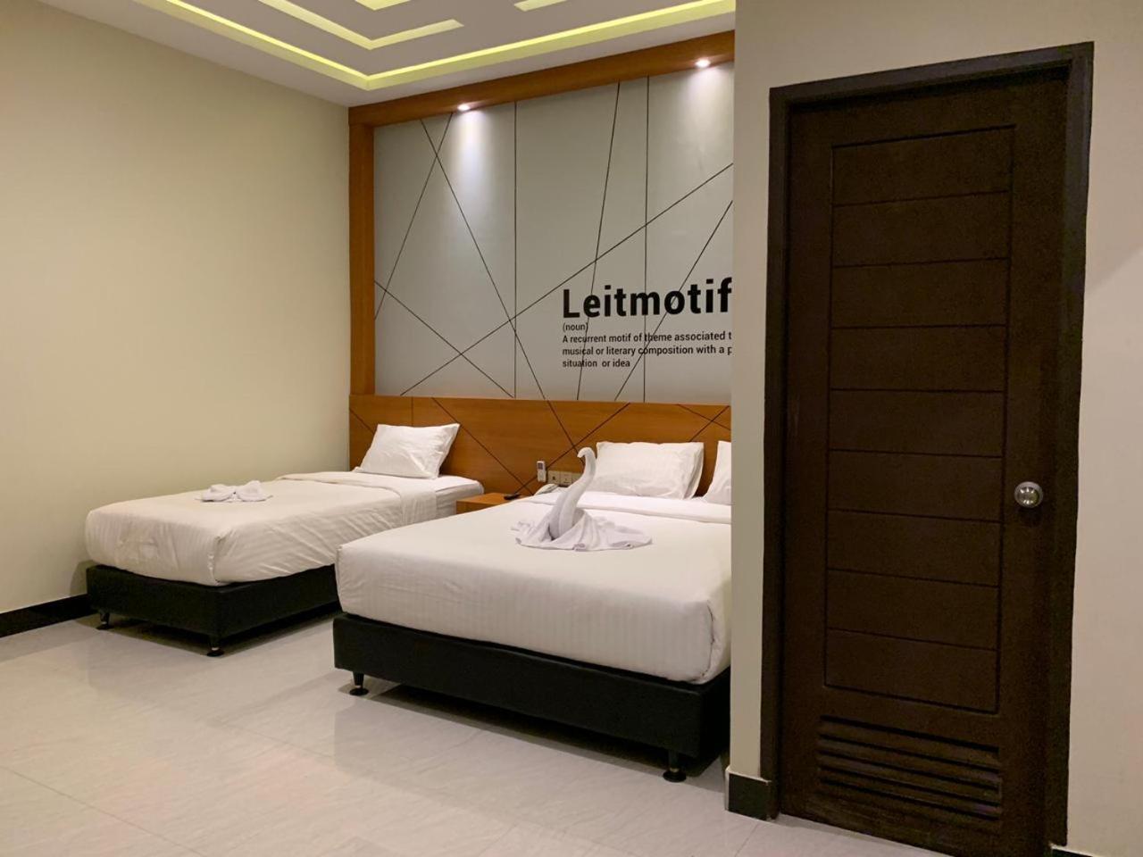 Bless Hotels Sintang Екстериор снимка