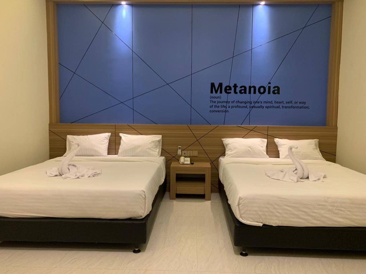 Bless Hotels Sintang Екстериор снимка