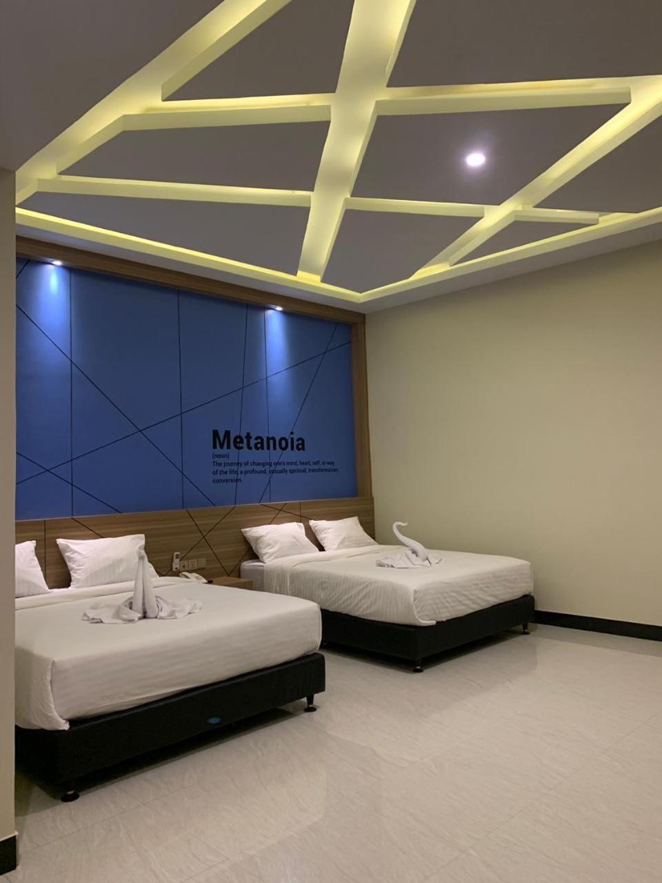 Bless Hotels Sintang Екстериор снимка