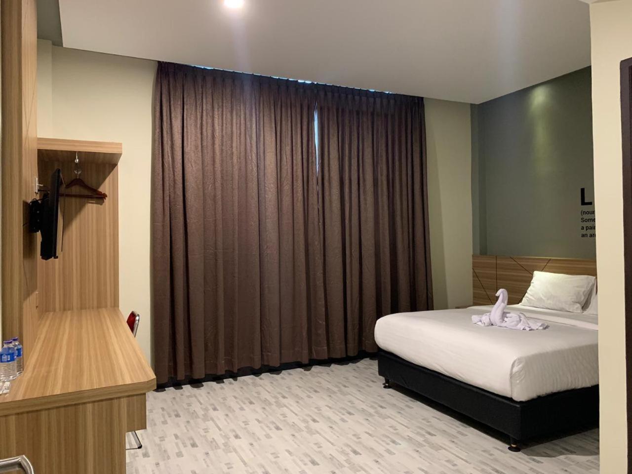 Bless Hotels Sintang Екстериор снимка