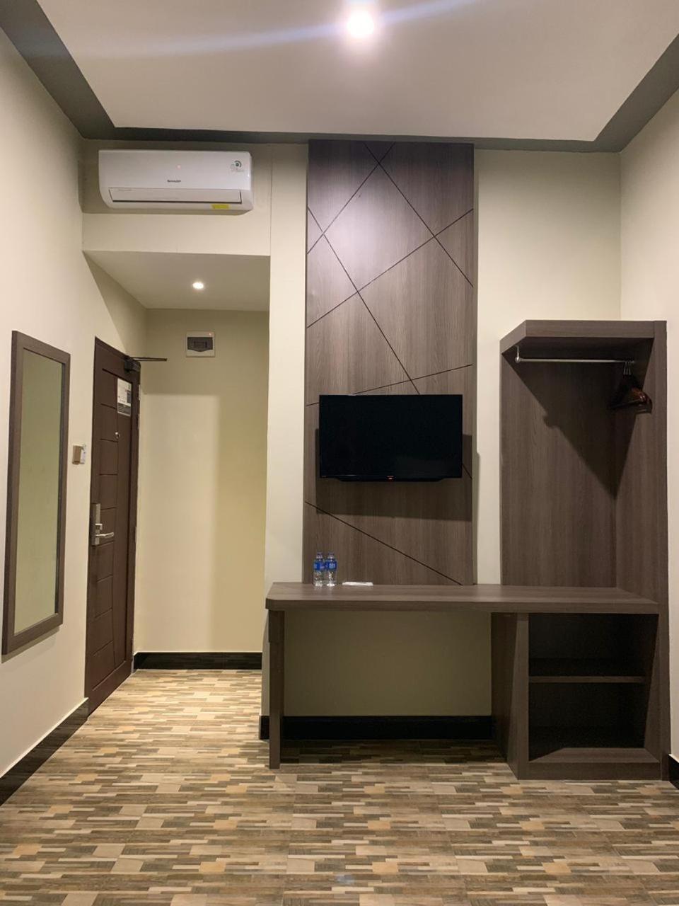 Bless Hotels Sintang Екстериор снимка